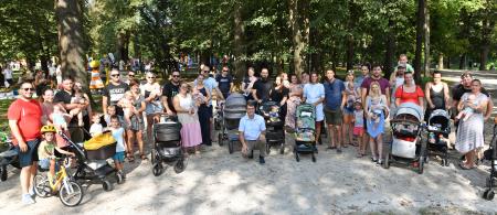 Najmlajše občanke in občani s starši in županom dr. Tomažem Roženom